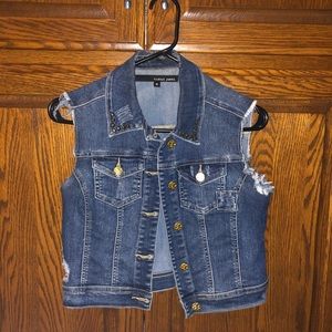 ✨3/$11✨ Denim Vest!